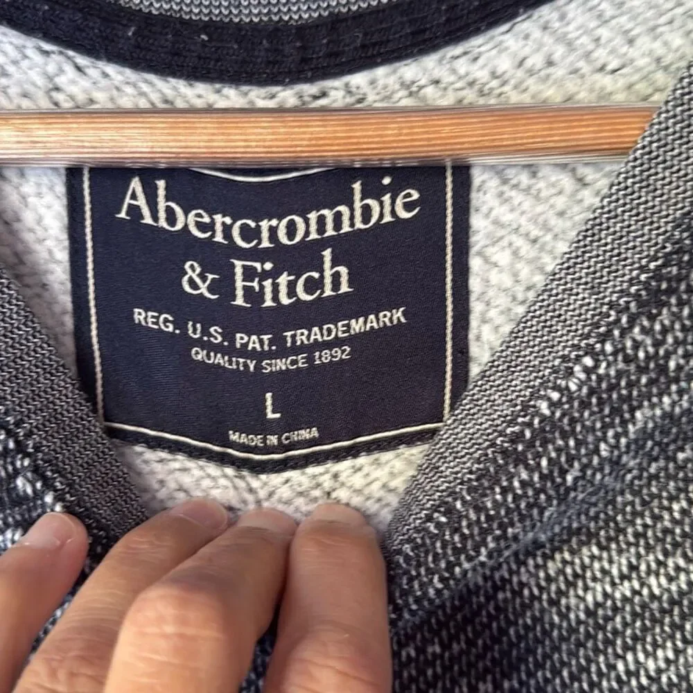 Abercrombie and Fitch men’s boucle sweatshirt size large navy blue cozy warm fal